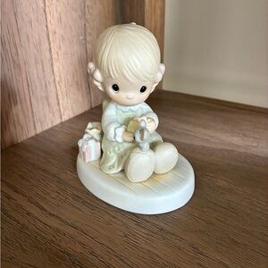 💕Precious Moments Figurine “Love is Kind”